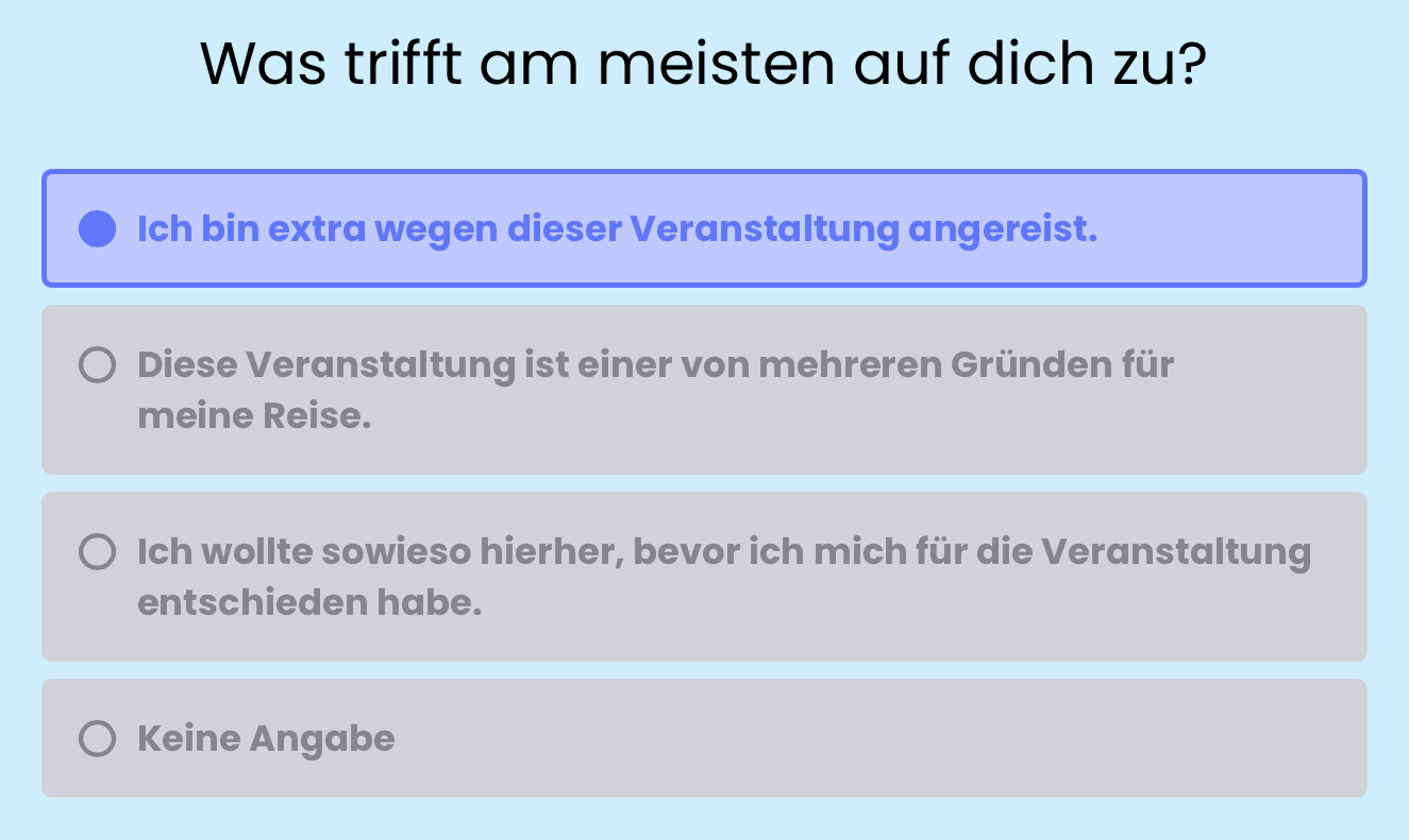 Bildschirmfoto einer Zusatzfrage der erweiterten Umfrage der Crowd Impact Software. Titel: "Was trifft am meisten auf dich zu?", Antwortoptionen: 1. "Ich bin extra wegen dieser Veranstaltung angereist." 2. "Diese Veranstaltung ist einer von mehreren Gründen für meine Reise." 3. "Ich wollte sowieso hierher, bevor ich mich für die Veranstaltung entschieden habe."