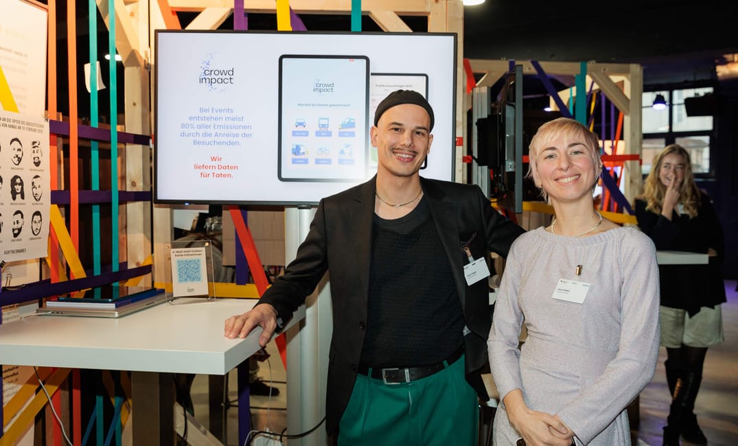 Die Crowd Impact Gründer*innen Laura Kleber und Julian Vogels bei der Auszeichnung als Kultur- und Kreativpilot*innen