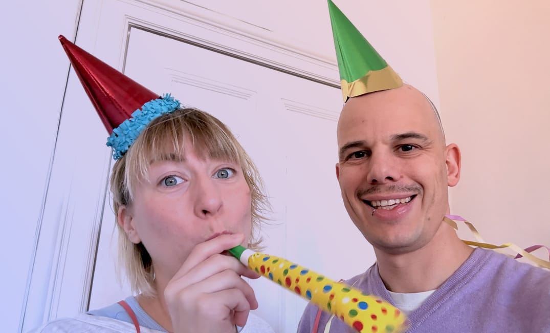 Laura Kleber und Julian Vogels feiern die neue Software Version von Crowd Impact zur Mobilitätsdatenerfassung